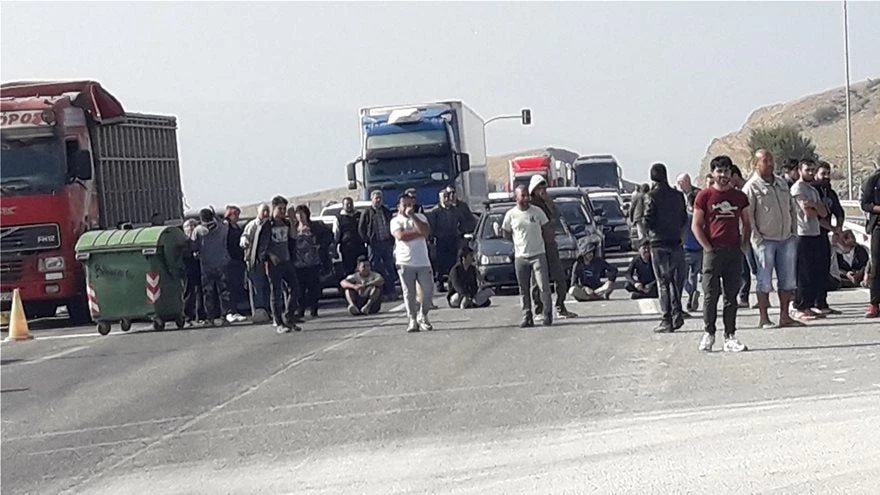 Τρόμος στην εθνική Λάρισας-Τρικάλων: Μετανάστες απέκλεισαν το δρόμο και πέταξαν πέτρες σε φορτηγό – Απειλήθηκαν ζωές